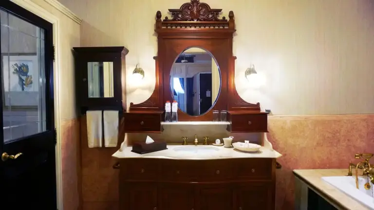 Hotel Majapahit Surabaya MGallery – hôtel à Surabaya, Indonésie – une salle de bain avec un lavabo et un miroir à l'Hotel Majapahit Surabaya MGallery à Surabaya
