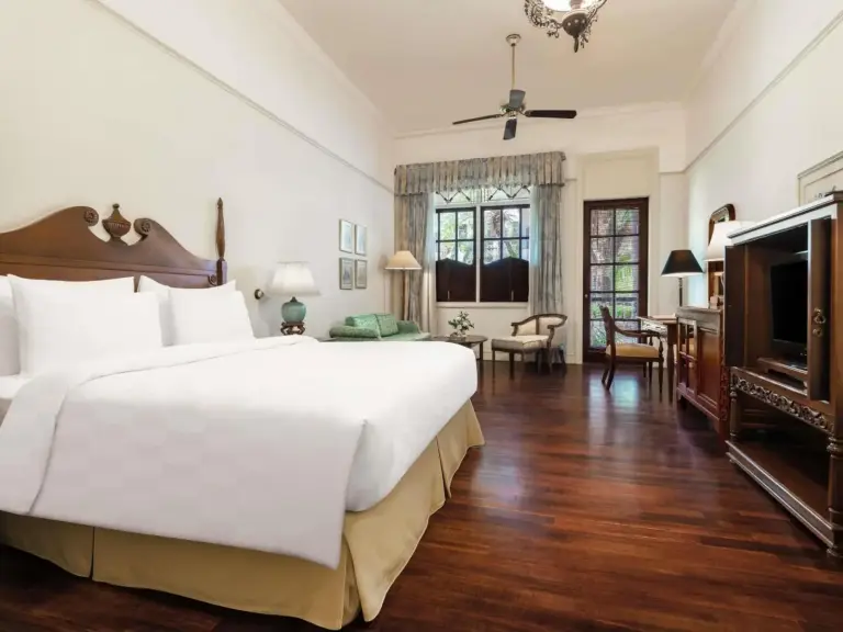 Hotel Majapahit Surabaya MGallery – Surabaya, Indonesia hotel – a bedroom with a large white bed and a television at Hotel Majapahit Surabaya MGallery in Surabaya