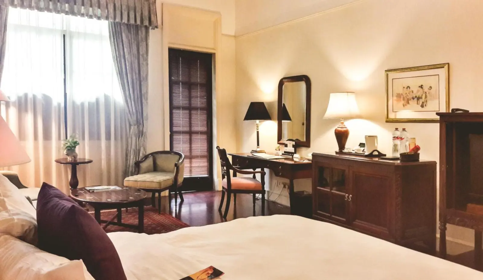 Hotel Majapahit Surabaya MGallery – hôtel à Surabaya, Indonésie – une chambre d'hôtel avec un lit et un bureau à l'Hotel Majapahit Surabaya MGallery à Surabaya