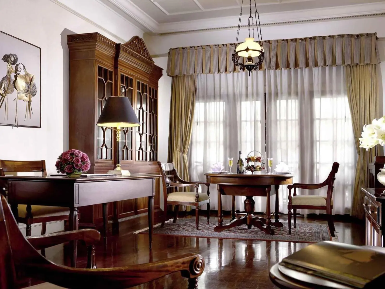 Hotel Majapahit Surabaya MGallery – hôtel à Surabaya, Indonésie – un salon avec une table à manger et une table à l'Hotel Majapahit Surabaya MGallery à Surabaya
