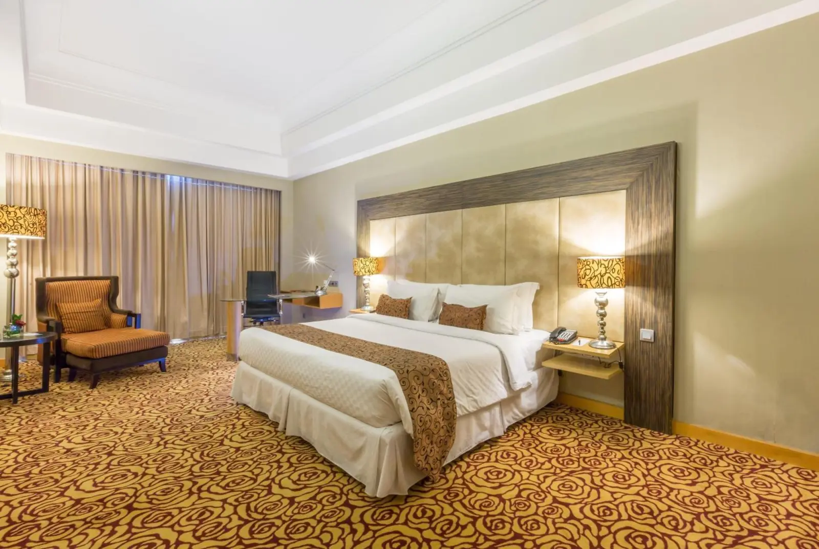 Wyndham Surabaya standard room setting